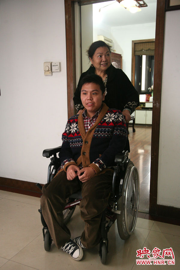 練完歌后，姥姥將海龍推了出來，因?yàn)樾袆?dòng)不便，海龍很少出門，他的活動(dòng)地方一般就是書房與客廳。