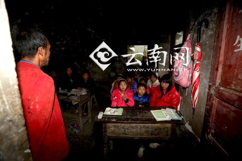 小學(xué)里只有兩個(gè)班，大點(diǎn)的孩子無法升入高年級(jí)，只得從一年級(jí)再讀起，就像復(fù)讀機(jī)。