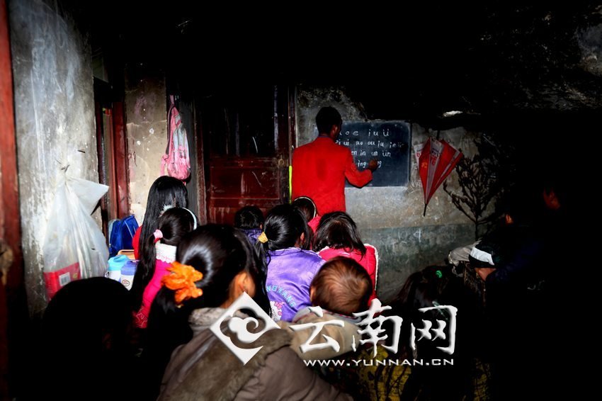 由于受到當(dāng)?shù)厝似缫?，大鍋圈的孩子們沒有外出求學(xué)的機(jī)會(huì)，只能在這樣的簡(jiǎn)易房里學(xué)習(xí)