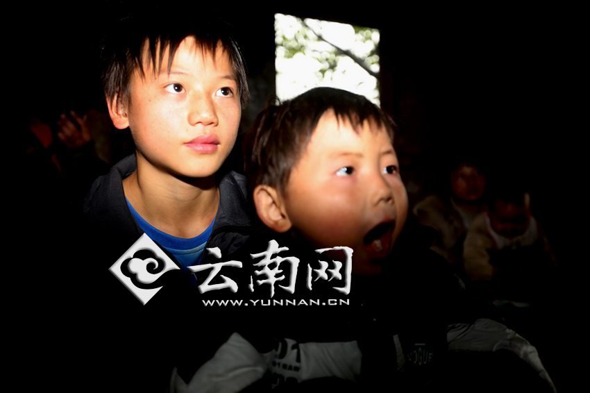 孩子認(rèn)真地跟著袁老師讀拼音。徐弘毅 攝