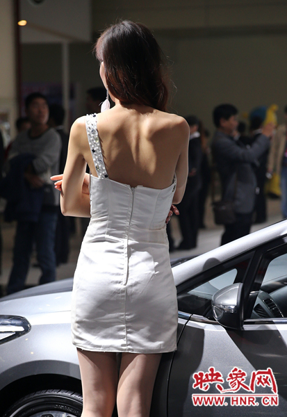 雖然進(jìn)入深秋，車模依然“輕裝”上場。