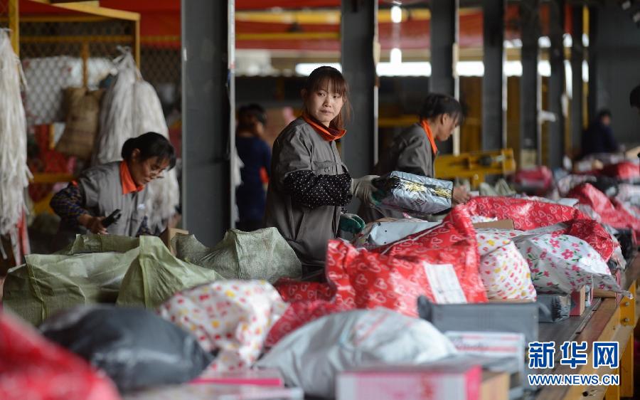 11月11日，一家快遞公司的工作人員正在分揀快件。