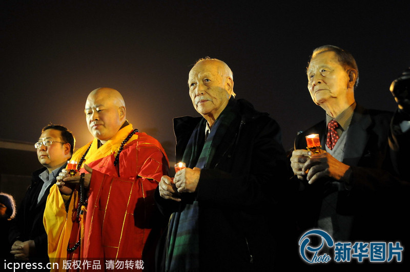 “為南京大屠殺遇難者守靈儀式暨和平燭光祭”活動(dòng)在侵華日軍南京大屠殺遇難同胞紀(jì)念館祭場(chǎng)舉行。