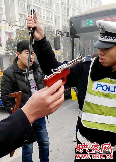 據(jù)當(dāng)事交警描述，男子自知車上有刀，在車輛被逼停后，車上的另一名男子試圖將刀具交給到達(dá)現(xiàn)場(chǎng)的同伴。