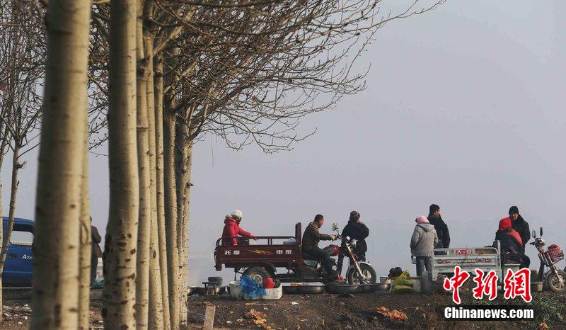 圖為12月1日，104國道靜?？h城附近，104國道靜海縣城附近，高速旁邊形成的黑市。田寶希 攝 圖片