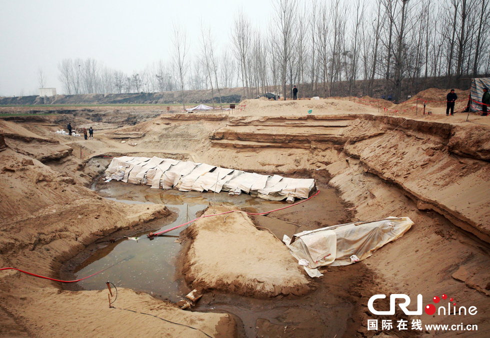 2014年1月6日，河南洛陽(yáng)古沉船發(fā)掘現(xiàn)場(chǎng)，兩艘古沉船，一艘已經(jīng)挖掘出土，另一艘還有一半埋在沙丘里。