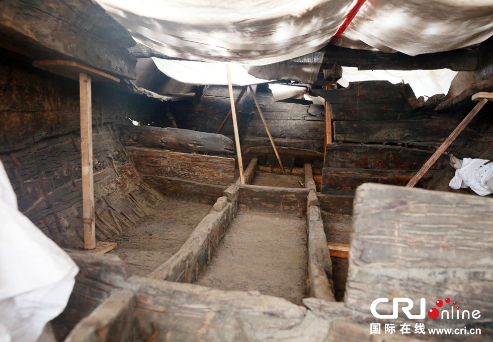 2014年1月6日，河南洛陽(yáng)古沉船發(fā)掘現(xiàn)場(chǎng)，古沉船頭，船倉(cāng)內(nèi)部。