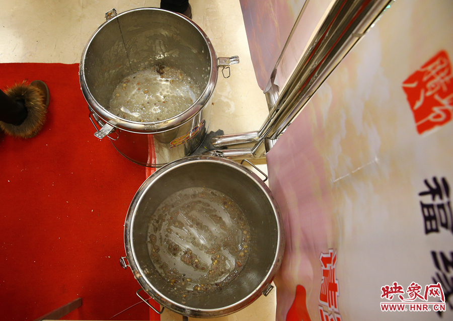 由于人多，兩大桶粥二十分鐘內(nèi)已經(jīng)見底。