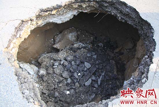 坑口直徑約兩米，路面下形成中空的大坑，約有15平方米。