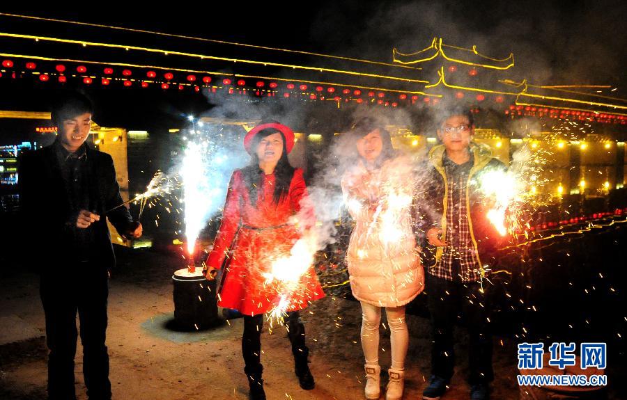 1月30日，浙江金華武義市民在燃放煙花，喜迎馬年春節(jié)。
