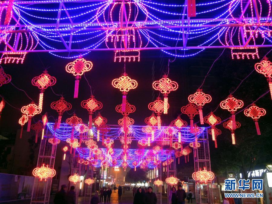 　1月30日，市民走在由中國結霓虹燈裝扮的蘇州街頭。