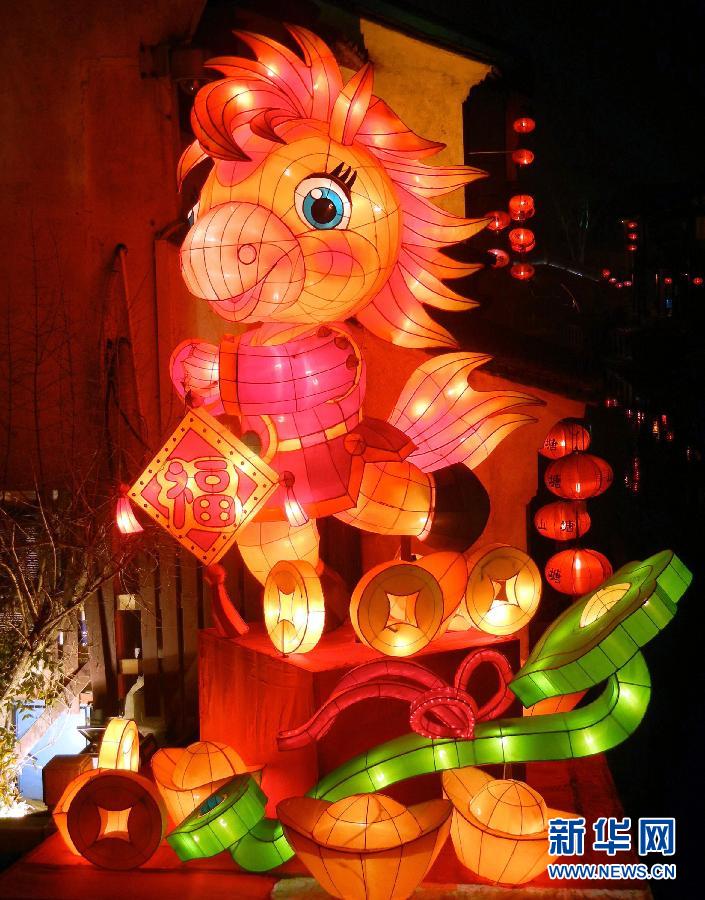 1月30日在蘇州山塘街拍攝的“福馬鬧春”彩燈景觀。