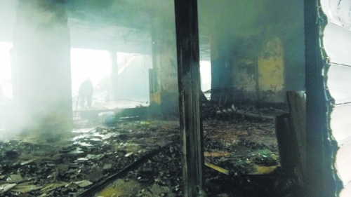 3.營(yíng)業(yè)大廳棚頂坍塌，貨物成灰。