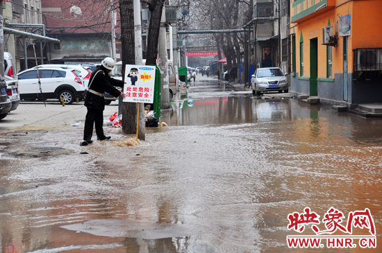巡防隊(duì)員到了現(xiàn)場(chǎng)后，設(shè)置了警示牌，并勸阻小朋友進(jìn)入水中
