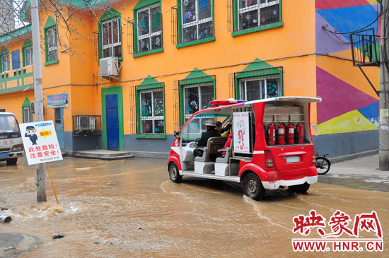 巡防隊(duì)員將巡消車開(kāi)到對(duì)面，將上學(xué)的小朋友一個(gè)一個(gè)接上車，送出家屬院