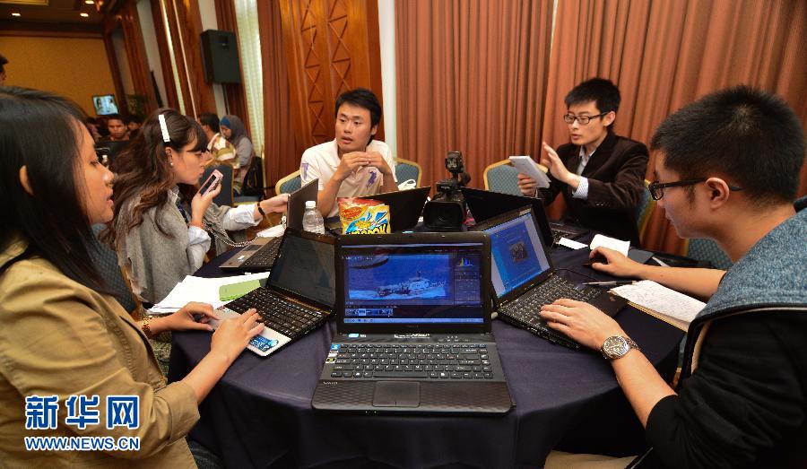 　3月10日，在馬來(lái)西亞吉隆坡，新華社吉隆坡分社記者在處理新聞。