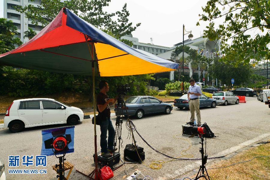 3月10日，在馬來(lái)西亞吉隆坡，一家國(guó)際媒體在酒店外準(zhǔn)備做聯(lián)播。
