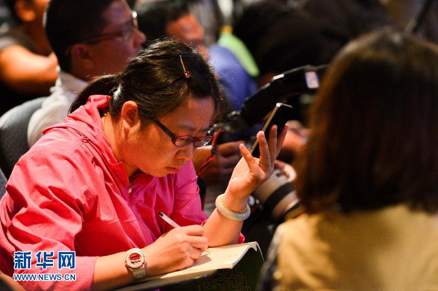 3月10日，在馬來(lái)西亞吉隆坡，一名媒體記者在新聞發(fā)布會(huì)上做記錄。