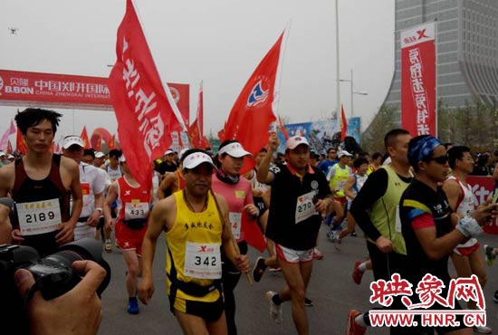 目前在鄭開大道上，一場角逐正在展開。