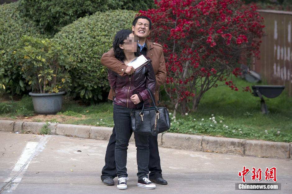 4月8日，劫持者與警方對峙。