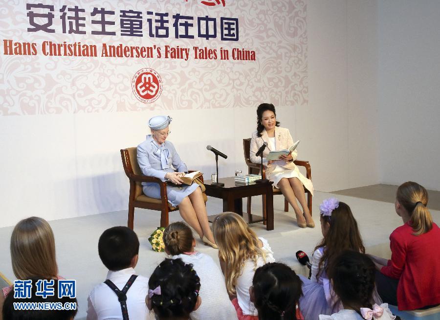 這是彭麗媛和瑪格麗特二世來到兩國孩子們當(dāng)中，為孩子們朗讀安徒生童話《丑小鴨》選段。