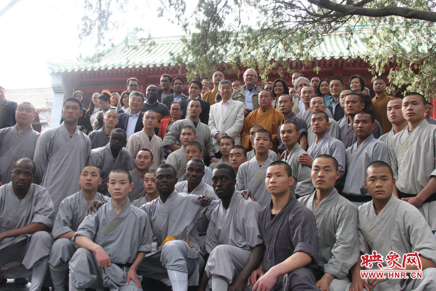 少林寺方丈、武僧與外交官留念