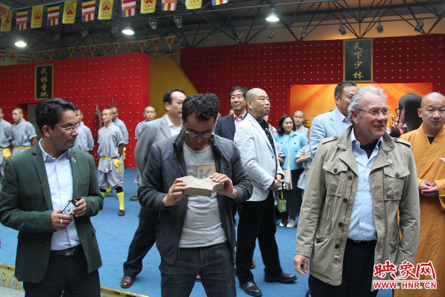 在表演后，外交官查看被表演者劈開的磚頭