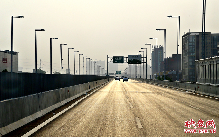 夕陽的余暉灑在快速路上