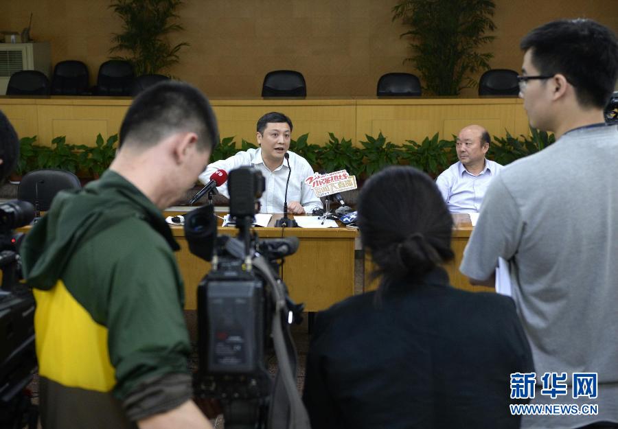  5月18日，杭州市環(huán)保局長(zhǎng)胡偉（左）在發(fā)布會(huì)上回答記者提問(wèn)。