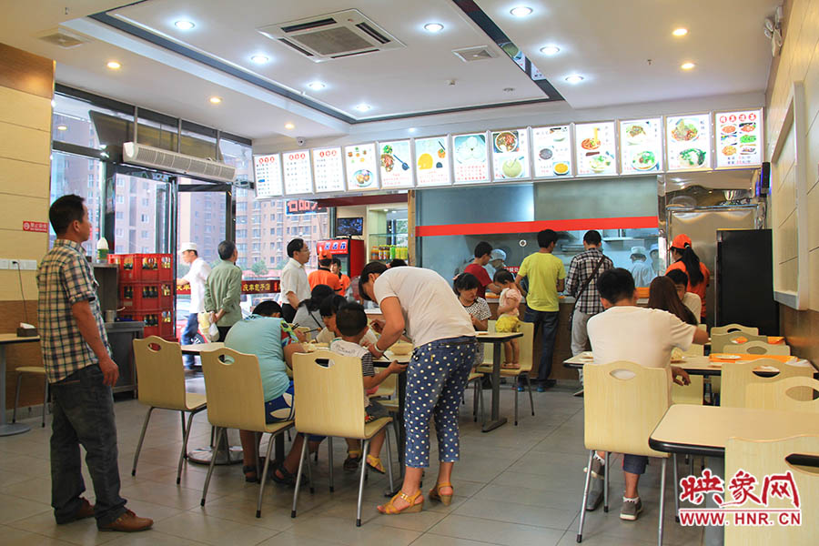 慶豐包子的金字招牌真不是蓋的,雖然店面還沒有正式營業(yè),已有許多食客慕名來吃包子。