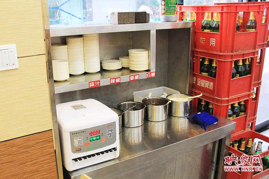 調(diào)料、小碟、餐具也都被放在另一張單獨的桌子上,需要用餐者“自助”。