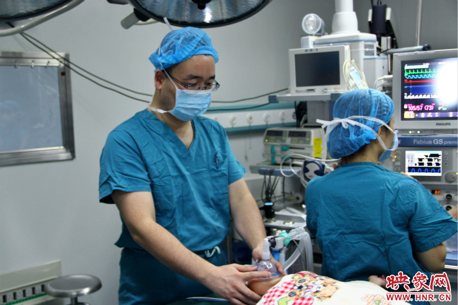 上午8點10分，小龍接受全身麻醉。