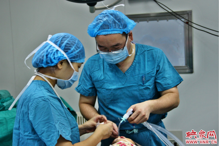 醫(yī)生正在對小龍進(jìn)行麻醉后的觀察。