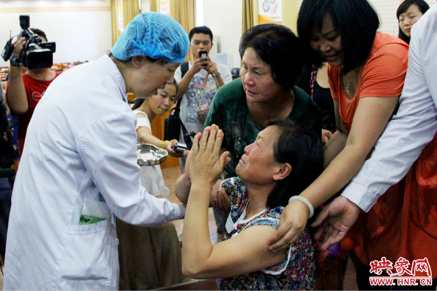 當(dāng)?shù)弥↓埬X部的鋼針成功取出，馮書想的情緒有些激動。