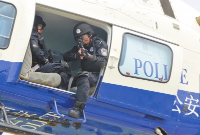 遇緊急情況，機(jī)載狙擊手可實(shí)施對(duì)地打擊。