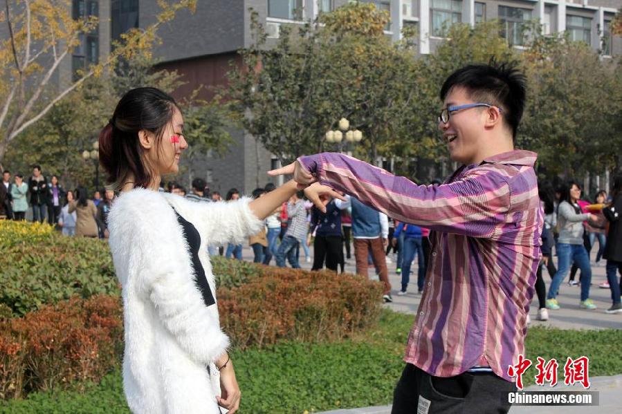 11月11日，河南財經(jīng)政法大學(xué)校園內(nèi)，300名在校大學(xué)生在上演了一出“光棍”也瘋狂的“快閃”大戲。