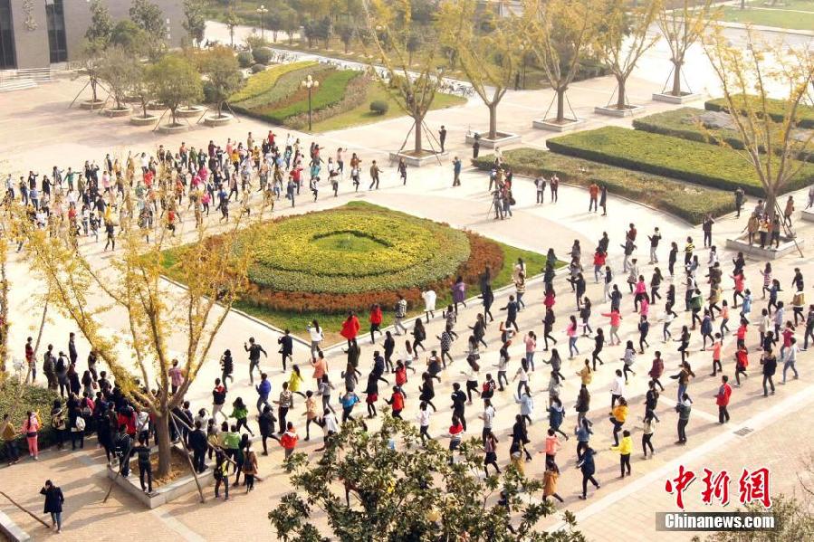 11月11日，河南財經(jīng)政法大學(xué)校園內(nèi)，300名在校大學(xué)生在上演了一出“光棍”也瘋狂的“快閃”大戲。