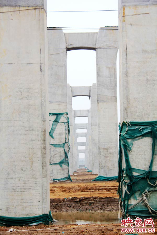 目前附近居民認(rèn)為“照目前的施工狀況看，年底主體完工已不太可能”。