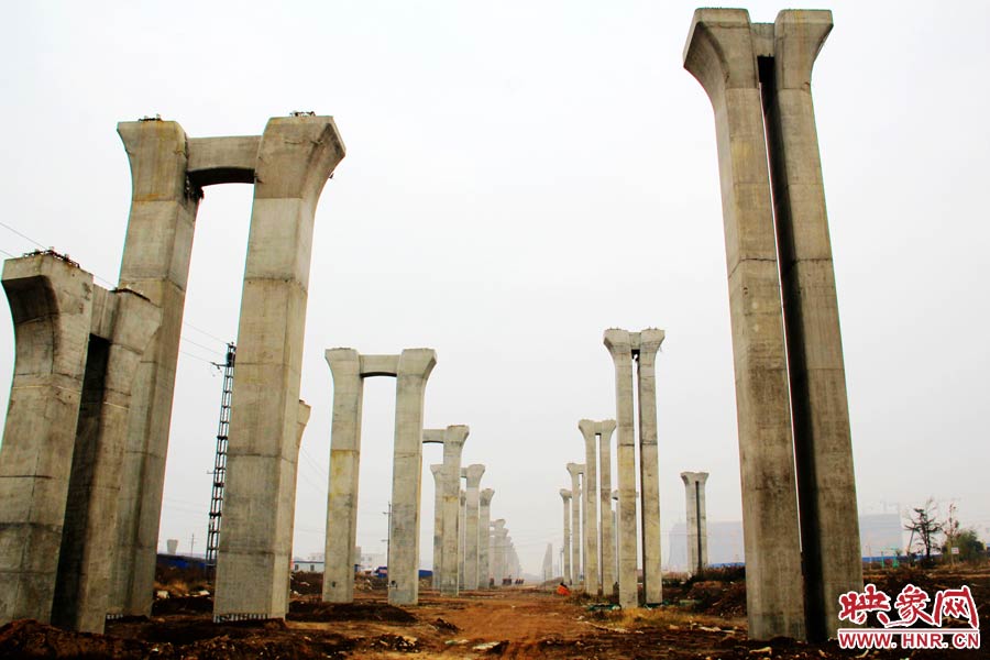 橋墩聳立，一片荒涼。