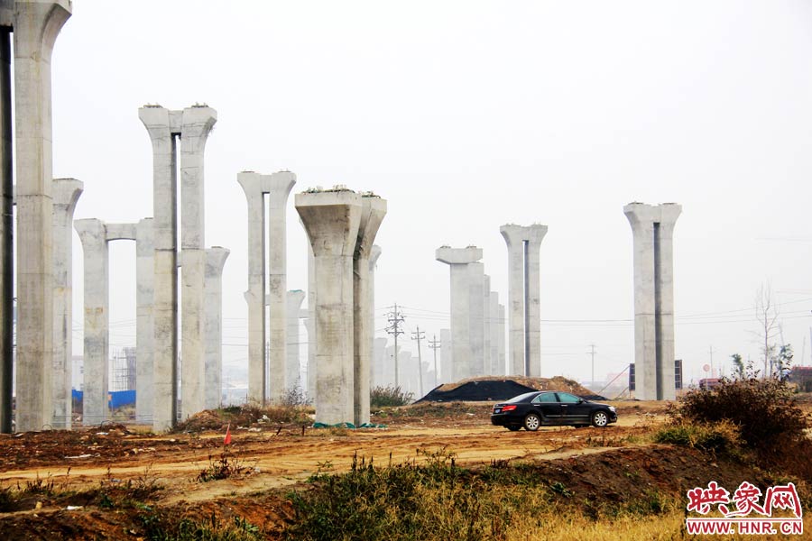 施工項(xiàng)目部偶爾會有車輛來往。