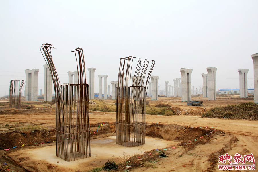 位于鄭州市南四環(huán)的京廣快速路南延工程已經(jīng)停工數(shù)月，現(xiàn)場幾百根橋墩已經(jīng)架起，場面甚是“震撼”。