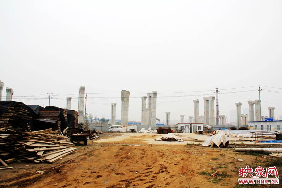 項(xiàng)目已經(jīng)停工數(shù)月，施工工地上很難見到工人，設(shè)備也很少。