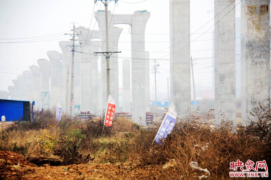 整個(gè)京廣快速路南段工程共分為六個(gè)工區(qū)，柴鍋轉(zhuǎn)盤處是京廣快速路南段三工區(qū)的施工區(qū)域。