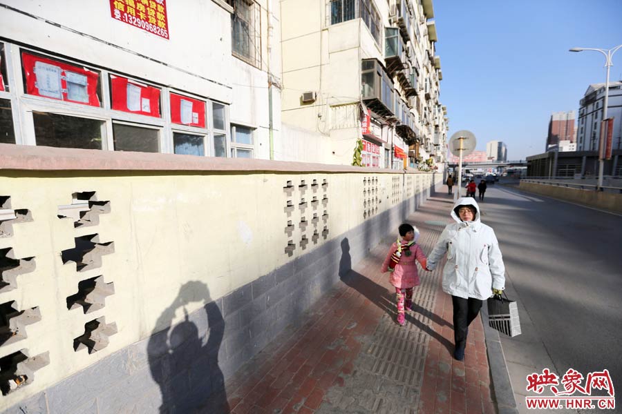 市民從墻外走過。