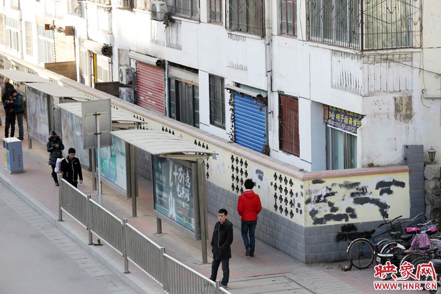 圍墻外是一處公交站牌。