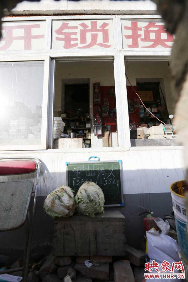 一家開鎖的商戶掛了一個(gè)牌子，上面寫著“里面有人”，提醒市民這里正常營業(yè)。