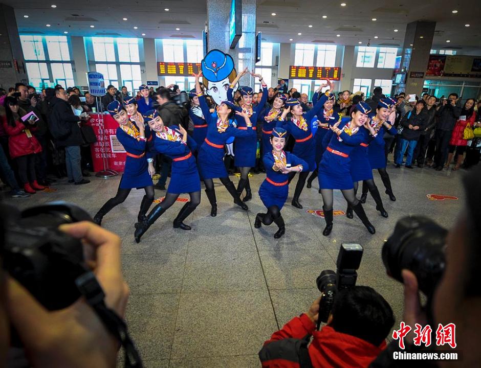 圖為D2702次列車13名乘務(wù)員在候車大廳內(nèi)玩起“快閃”。