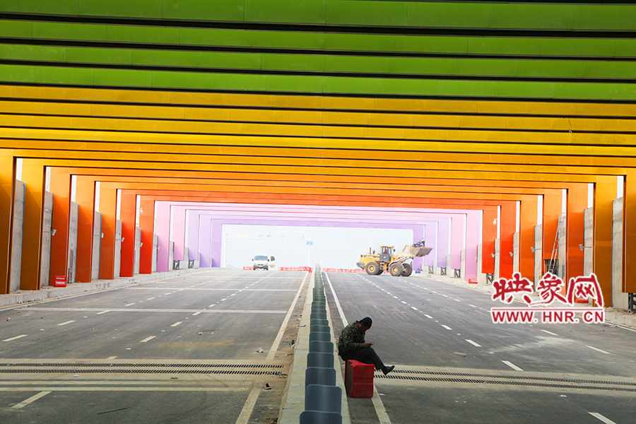 圖為一工人在隧道內(nèi)休息。