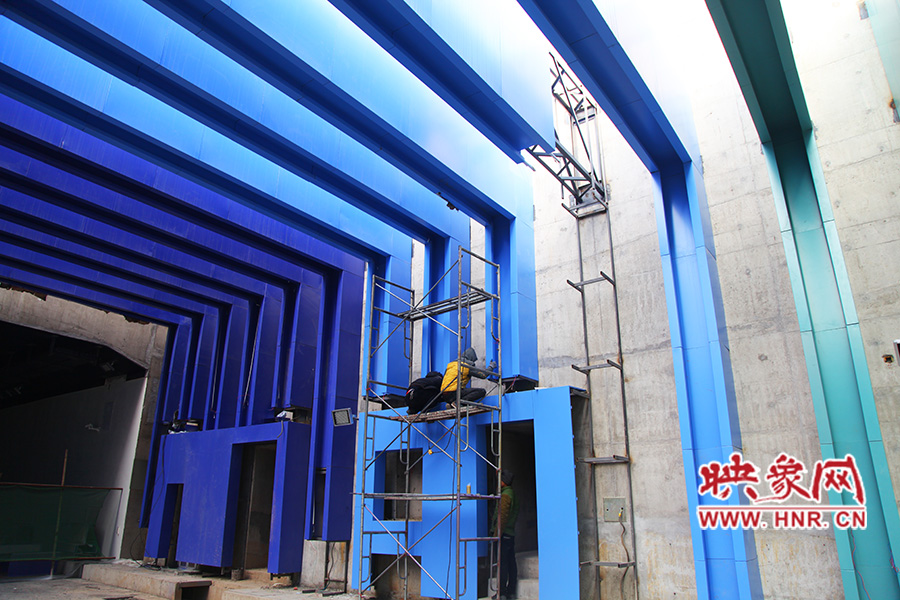 工人還在緊張施工。