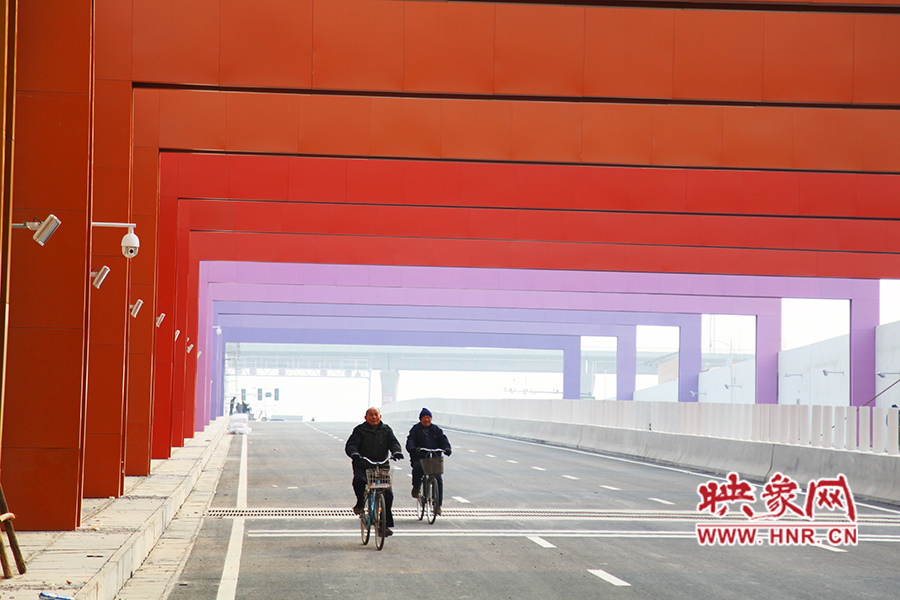 兩位老人騎自行車通過。